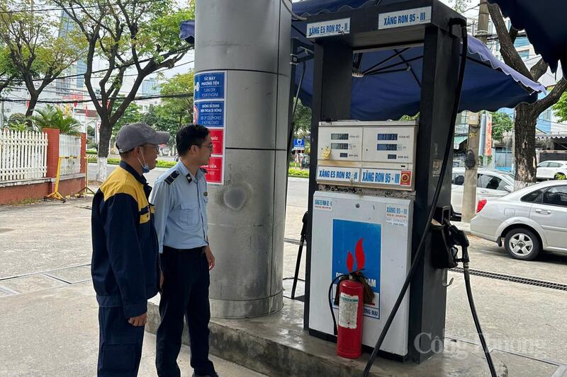 Giám sát việc niêm yết và bán theo giá niêm yết.