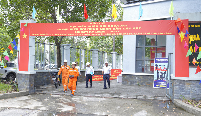 Nhân viên Công ty Điện lực Bến Cát cùng chính quyền địa Phương kiểm tra điện tại điểm bầu cử ở Ấp Đồng Sổ, xã Bàu Bàng, TP. Hồ Chí Minh. Ảnh: Minh Khuê.