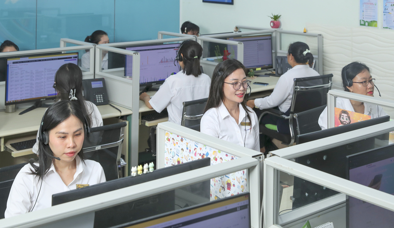 Với sự tận tâm, linh hoạt trong giao tiếp, nữ CBCNV EVNSPC góp phần nâng cao chất lượng chăm sóc khách hàng. Ảnh: EVNSPC.