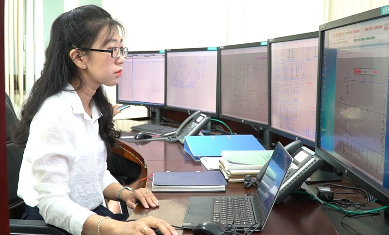 Lực lượng nữ EVNSPC tham gia vào công tác quản lý, điều hành lưới điện. Trong ảnh: Kỹ sư SCADA của Trung tâm Điều hành Scada EVNSPC. Ảnh: EVNSPC.