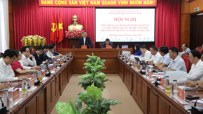Quang cảnh Hội nghị công bố Quyết định của Bộ Chính trị, Ban Bí thư về kiểm tra, giám sát năm 2026 đối với Ban Thường vụ Tỉnh ủy Đắk Lắk. Ảnh: Công Lý