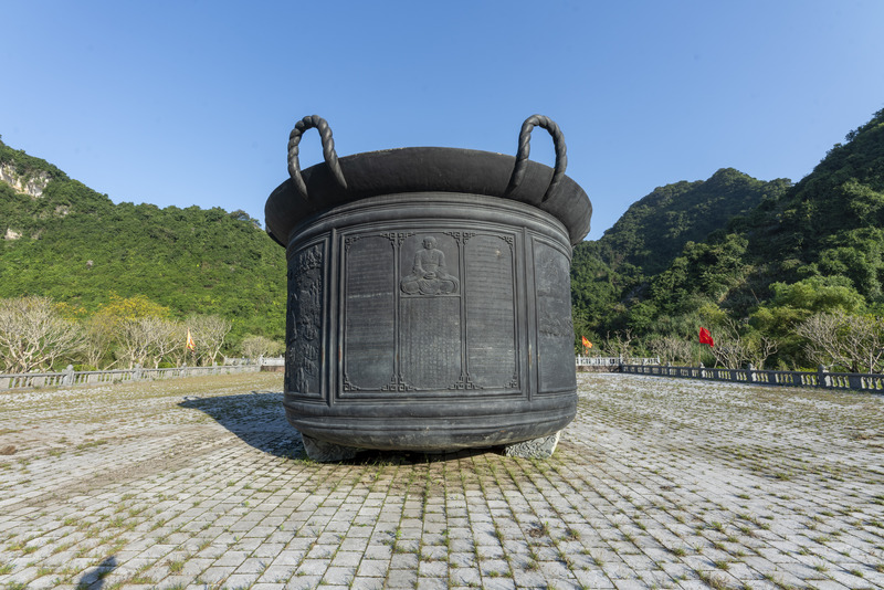 Chiếc vạc nặng 9 tấn 95, cao 4,5m được đặt trang trọng bên Bếp Trời cổ xưa.