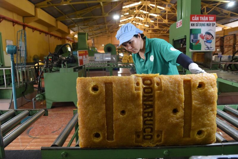 Các gói thầu trải rộng nhiều lĩnh vực thiết yếu, trong đó có mua sắm vật tư phục vụ sản xuất tại nhà máy. Ảnh minh họa.