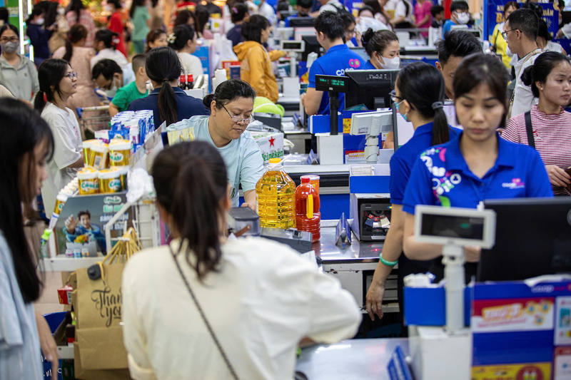 Không khí mua sắm dịp 8/3 tại hệ thống siêu thị Saigon Co.op (TP. Hồ Chí Minh).