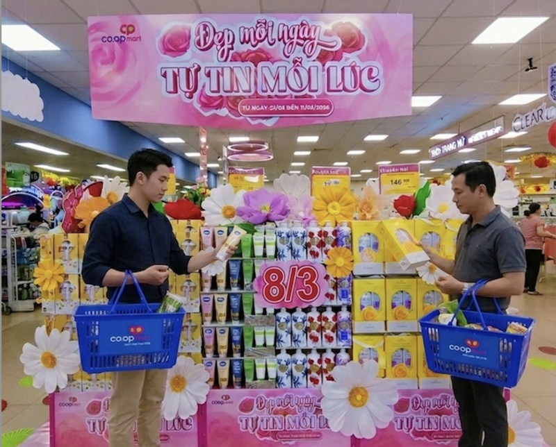 Tại các siêu thị Co.opmart, bộ quà tặng được bố trí tại những khu vực trưng bày nổi bật trong siêu thị, giúp khách hàng dễ dàng lựa chọn.