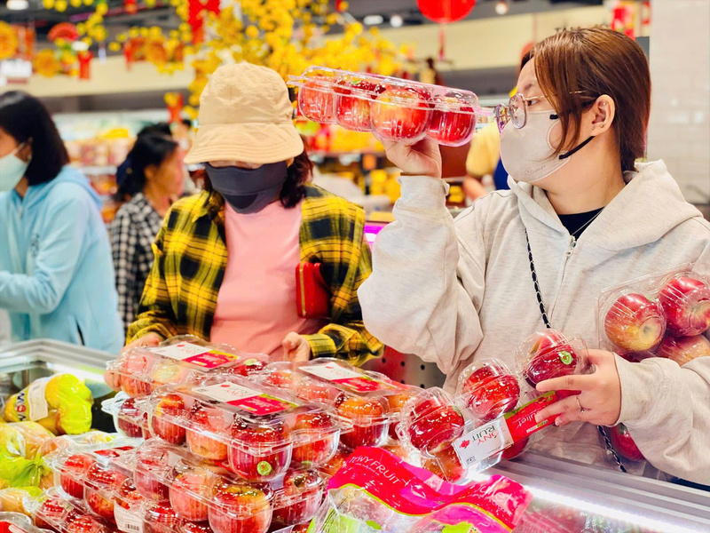 Trái cây nhập khẩu là gợi ý cho bữa ăn gia đình dịp Quốc tế Phụ nữ 8/3.