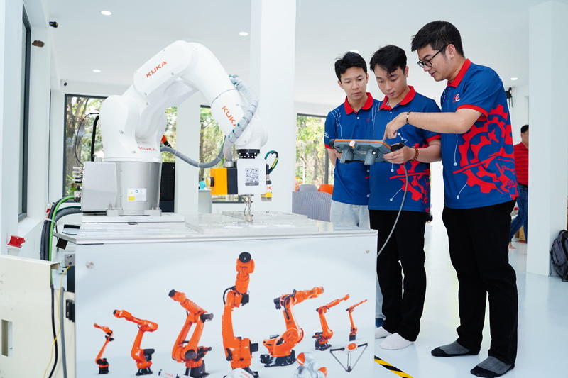 Sinh viên có cơ hội tiếp cận với những công nghệ hiện đại đang được vận hành trong các nhà máy thông minh. Ảnh: Bình An