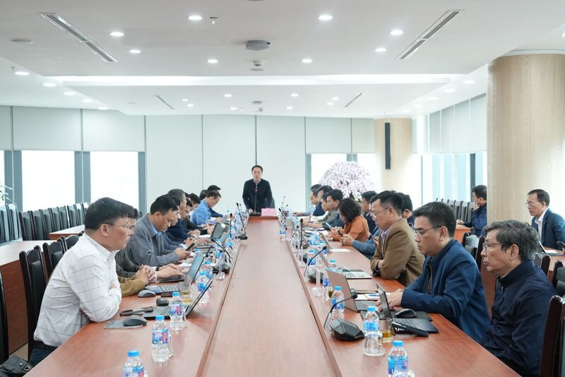 Phó TGĐ Tập đoàn, Giám đốc Trung tâm điều hành sản xuất than tại Quảng Ninh Nguyễn Huy Nam chủ trì hội nghị. Ảnh: TKV