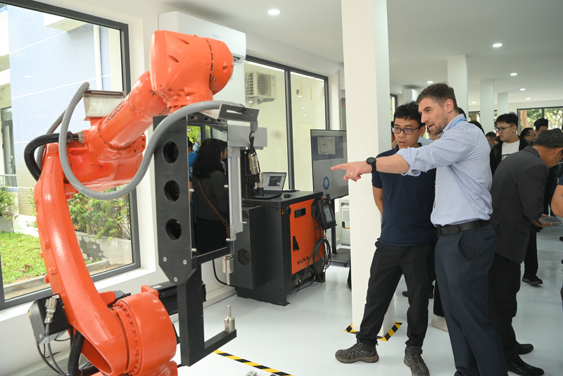 Các đại biểu tham quan các thiết bị tại trung tâm. Ảnh: Bình An