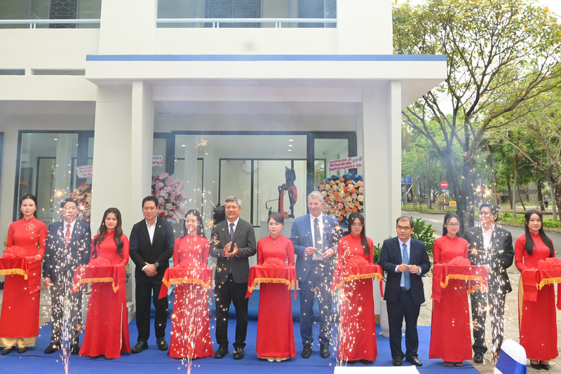 Khai trương Trung tâm Đào tạo, Nghiên cứu và Phát triển Ứng dụng Robot Công nghiệp và Trí tuệ nhân tạo (AI). Ảnh: Bình An