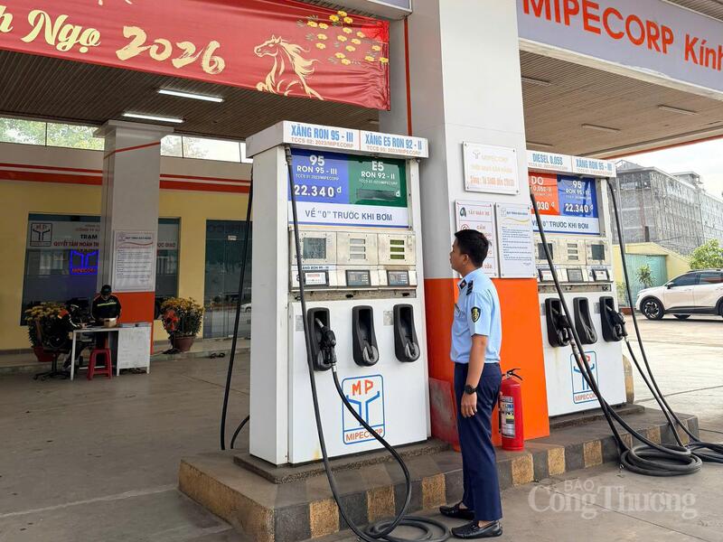 Lực lượng QLTT kiểm tra việc tuân thủ các quy định khác trong kinh doanh xăng dầu.