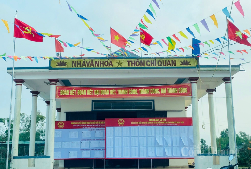 Khẩu hiệu tuyên truyền được trang trí rực rỡ, trang trọng tại các điểm bỏ phiếu bầu. Ảnh: Phúc Sơn