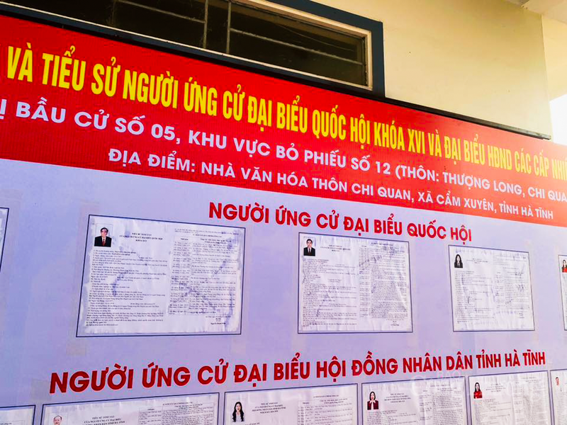 Danh sách cử tri và tiểu sử tóm tắt của các ứng cử viên được niêm yết rõ ràng, giúp cử tri dễ dàng tiếp cận và tìm hiểu thông tin. Ảnh: Phúc Sơn