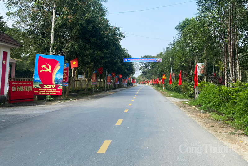 Các tuyến đường chính ở xã biên giới Phúc Trạch ngập tràn cờ hoa chào mừng ngày hội non sông. Ảnh: Phúc Sơn