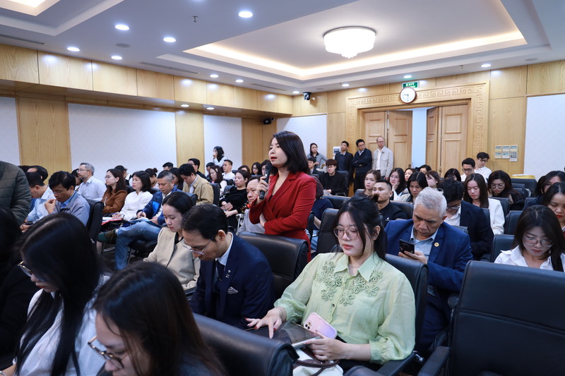 Các đại biểu đóng góp ý kiến cho các đạo luật tại hộp nghị. Ảnh: Đồng Cường