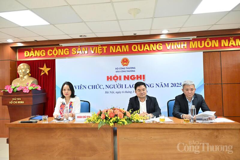 Đoàn Chủ tịch điều hành hội nghị. Ảnh: Cấn Dũng