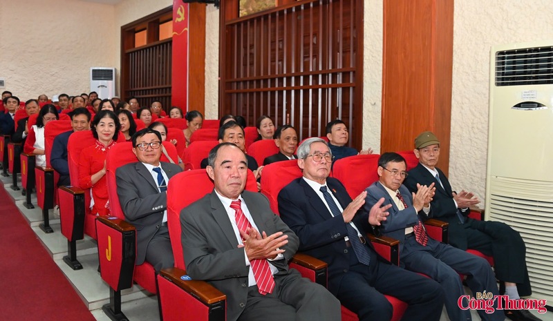 Cử tri Hải Phòng mong muốn các ứng cử đại biểu Quốc hội khóa XVI xây dựng thành phố cảng ngày càng phát triển, văn minh, hiện đại. Ảnh: Nam Nguyễn