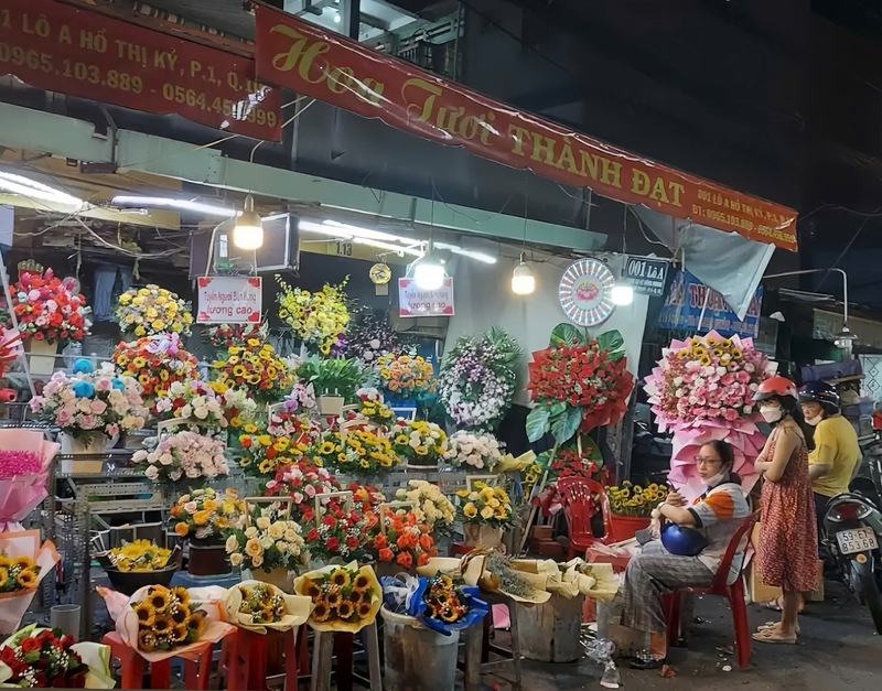 Cửa hàng hoa tươi Thành Đạt tại khu vực chợ Hồ Thị Kỷ (phường Vườn Lài) thu hút khách đến đặt hoa sớm cho Ngày Quốc tế Phụ nữ 8/3. Ảnh: Minh Anh