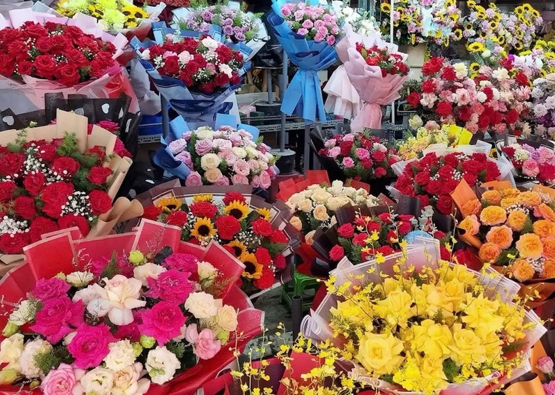 Hoa hồng vẫn là mặt hàng chủ đạo với nhiều cách phối màu và kiểu dáng bó sáng tạo. Ảnh: Minh Anh