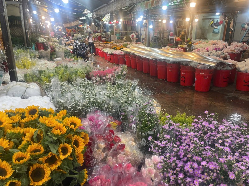 Thị trường hoa tươi dịp 8/3 năm nay đa dạng mẫu mã, từ hoa hồng, hướng dương đến các lẵng hoa được thiết kế cầu kỳ theo yêu cầu của khách hàng. Ảnh: Minh Anh