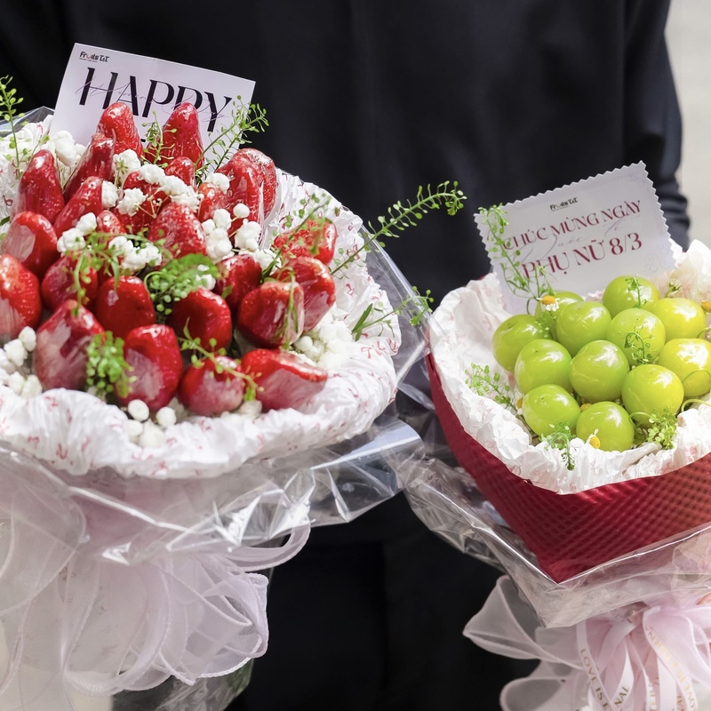 Bên cạnh hoa tươi, các mẫu hoa kết từ trái cây như dâu tây, nho xanh cũng là xu hướng quà tặng độc đáo, thiết thực được ưa chuộng trong dịp 8/3 năm nay. Ảnh: Fruits T&T