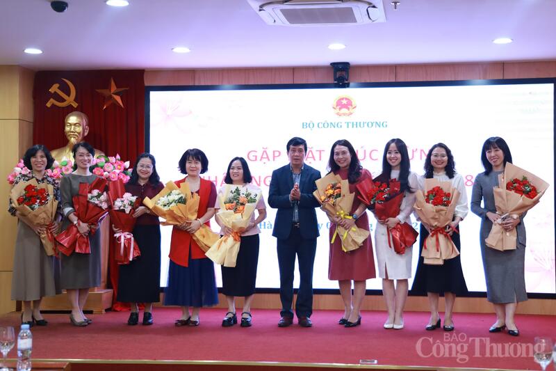 Đồng chí Phan Văn Bản, Phó Bí thư chuyên trách Đảng ủy Bộ Công Thương đã đại diện lãnh đạo Bộ tặng hoa chúc mừng các nữ lãnh đạo và nữ cán bộ, công chức, viên chức, người lao động trong toàn ngành.