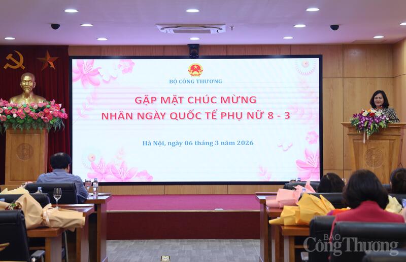 Đồng chí Nguyễn Minh Huệ, Trưởng ban Tuyên giáo và Dân vận Đảng uỷ Bộ Công Thương phát biểu.