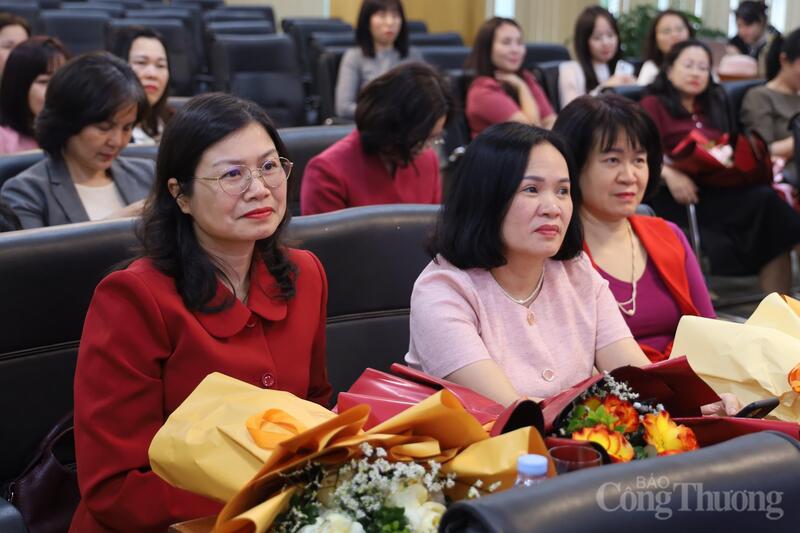 Không khí vui tươi, ấm áp của các nữ lãnh đạo và nữ cán bộ Bộ Công Thương tại buổi gặp mặt chúc mừng Ngày Quốc tế Phụ nữ 8/3.
