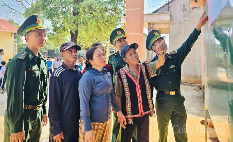 Bà con xã Ia O xem thông tin, tìm hiểu tiểu sử các ứng cử viên, chuẩn bị cho ngày hội lớn của toàn dân. Ảnh: Hiền Mai