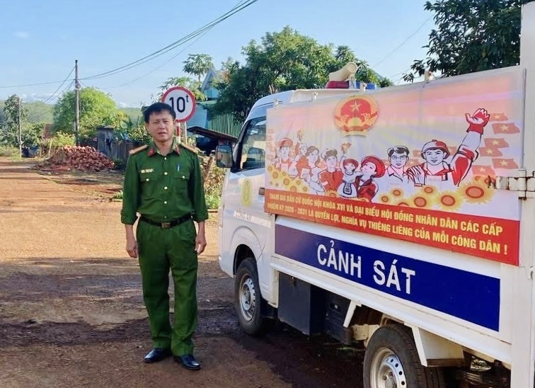 Xe tuyên truyền lưu động về công tác bầu cử tại xã Ia Pnôn. Ảnh: Công an xã Ia Pnôn