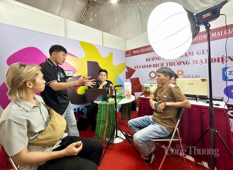 Sở Công Thương đã phối hợp với các địa phương tổ chức nhiều lớp đào tạo kỹ năng số cho nông dân. Ảnh: Hiền Mai