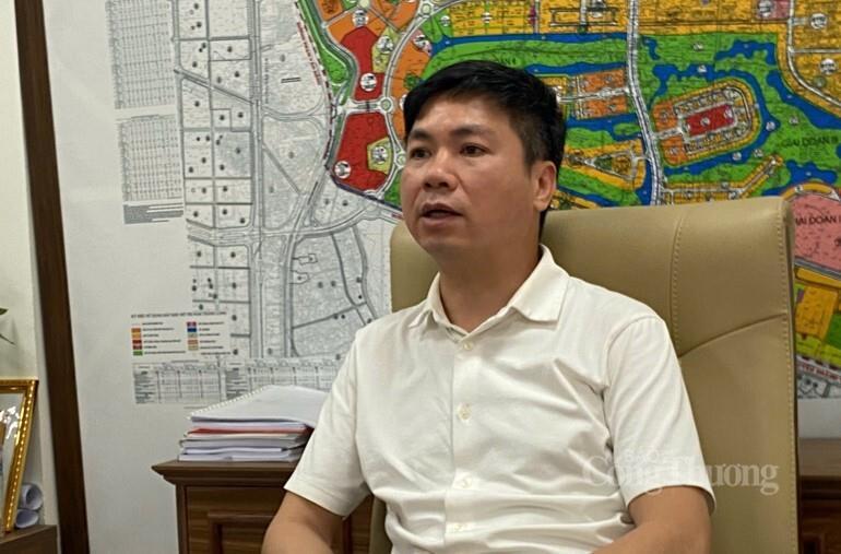 Ông Hoàng Mạnh Khương - Phó Trưởng phòng Kinh tế, Hạ tầng và Đô thị phường Phú Thượng trao đổi với phóng viên về dự án.