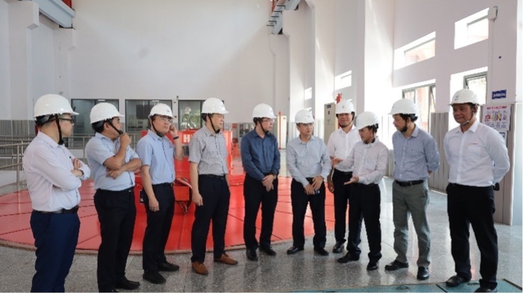 Đoàn công tác kiểm tra trực tiếp tại Nhà máy Thủy điện An Khê. Ảnh: Thu Hoài