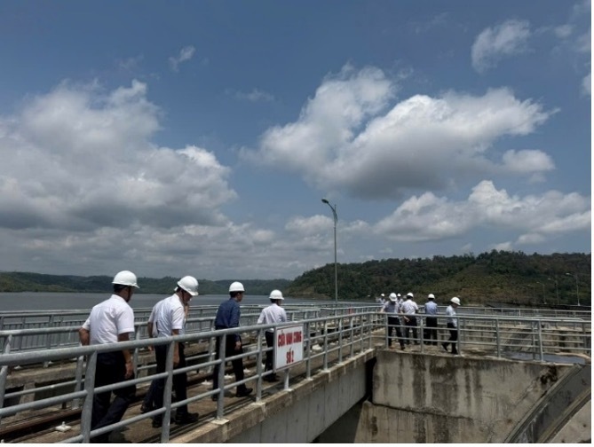 Đoàn công tác đã kiểm tra công tác quản lý hồ chứa, vận hành an toàn công trình, bảo vệ môi trường. Ảnh: Thu Hoài
