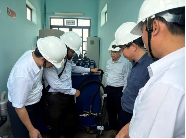 Kiểm tra tại Đập tràn Ka Nak. Ảnh: Thu Hoài