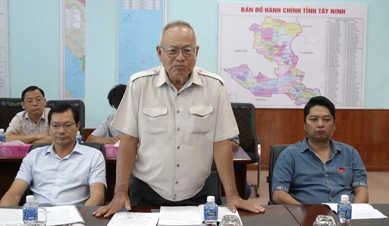 Đại diện Công ty TNHH Chợ cửa khẩu Mộc Bài báo cáo tình hình hoạt động tại cuộc họp.