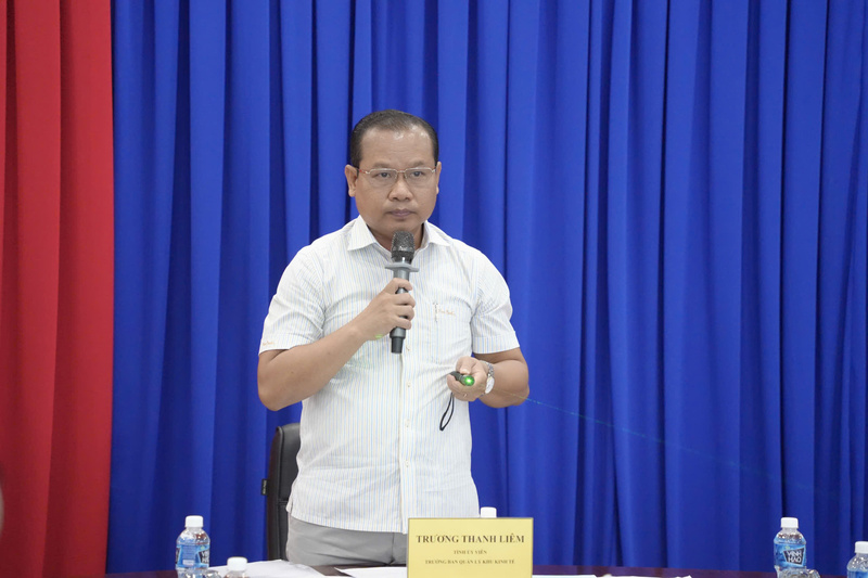 Trưởng ban Quản lý Khu kinh tế tỉnh Trương Thanh Liêm phát biểu chỉ đạo tại cuộc họp.