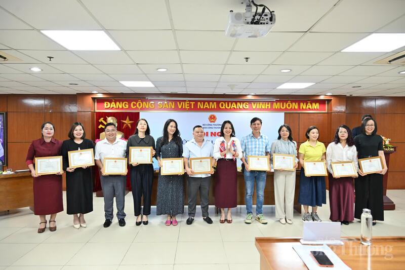 Lãnh đạo Báo Công Thương trao giấy khen cho các cá nhân, tập thể đạt thành tích năm 2025. Ảnh: Cấn Dũng