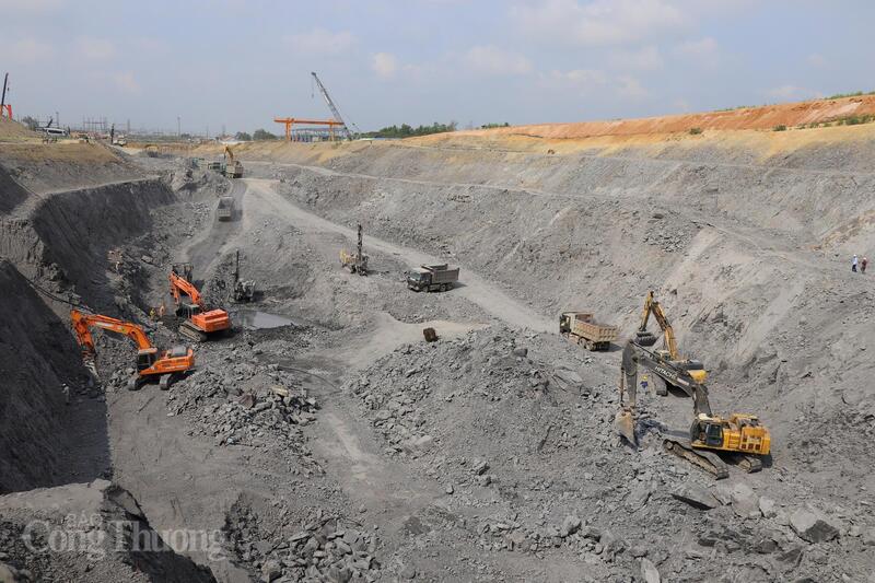 Các đơn vị thi công đang tập trung cao độ để triển khai đồng loạt nhiều hạng mục quan trọng. Ảnh: Thanh Tuấn