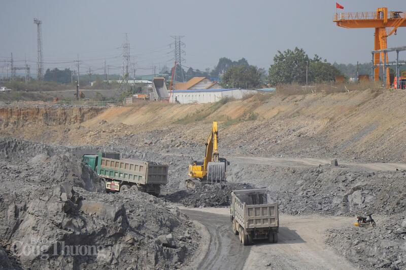 Nhiều mũi thi công tại dự án đang hoạt động đồng thời, thể hiện quyết tâm bảo đảm tiến độ công trình. Ảnh: Thanh Tuấn
