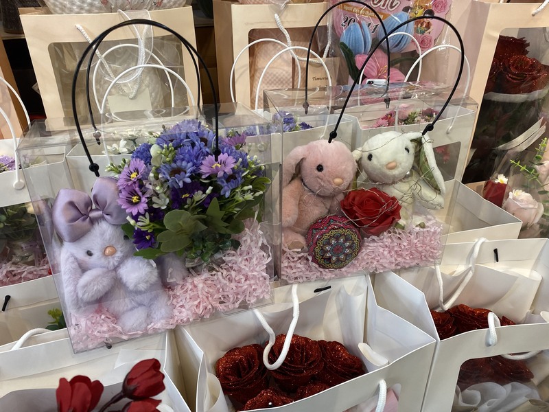 Các hộp quà được đóng gói sẵn giúp người mua dễ dàng lựa chọn và tiết kiệm thời gian.