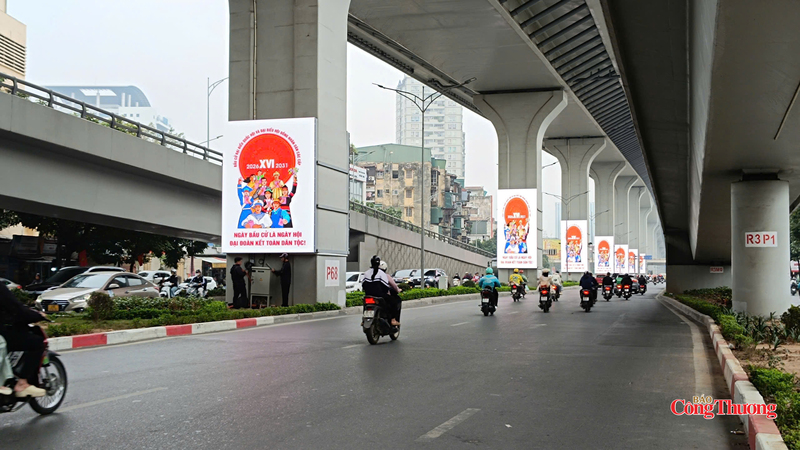 Những thông điệp kêu gọi cử tri phát huy quyền làm chủ được thể hiện rõ trên các pano đặt tại điểm giao thông đông người.