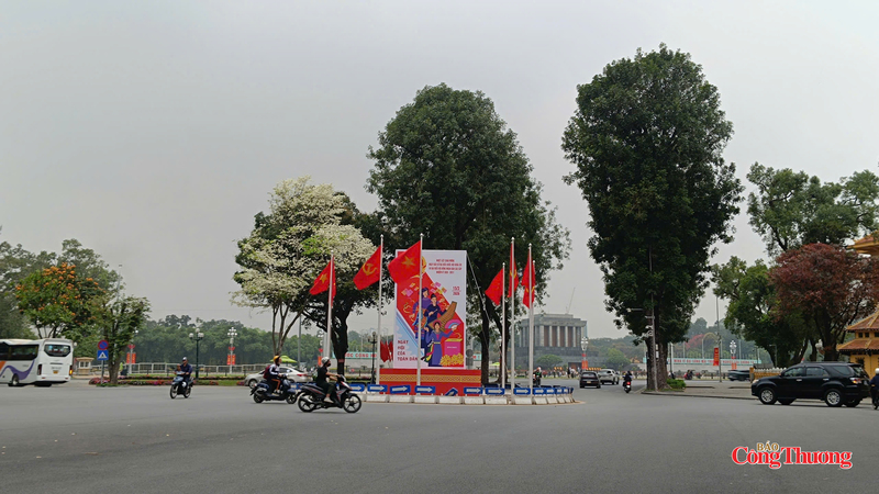 Những thông điệp kêu gọi cử tri phát huy quyền làm chủ được thể hiện rõ trên các pano, băng rôn.