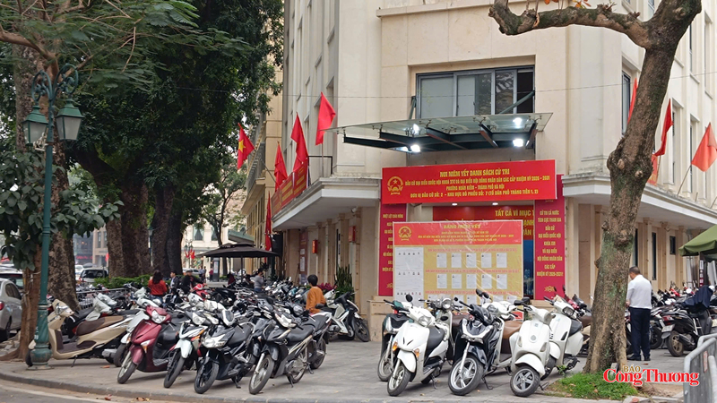 Pano tuyên truyền được bố trí tại khu vực gần trụ sở cơ quan, công sở nhằm nâng cao nhận thức và trách nhiệm của cử tri.