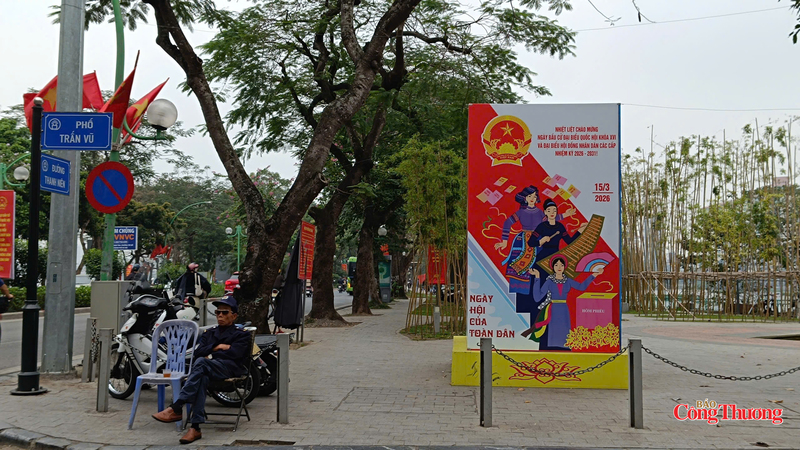 Hệ thống băng rôn, khẩu hiệu với gam màu đỏ chủ đạo tạo điểm nhấn thị giác trên các trục đường chính của Thủ đô.