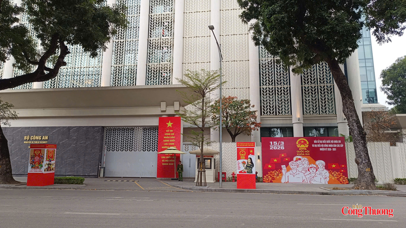 Không gian trung tâm Thủ đô được trang hoàng rực rỡ, thể hiện rõ khí thế hướng về ngày hội lớn của toàn dân.