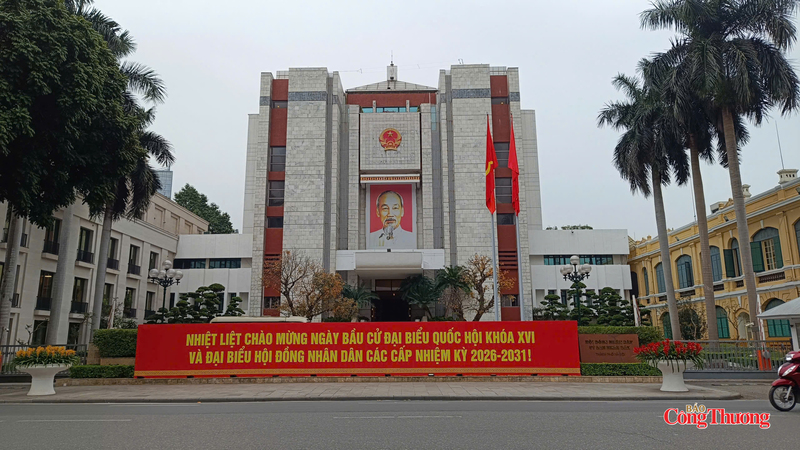 Tại nhiều tuyến phố trung tâm, nhiều cụm pano cỡ lớn, băng rôn, khẩu hiệu đã được lắp đặt khẩn trương, bảo đảm đúng quy định về nội dung và hình thức.