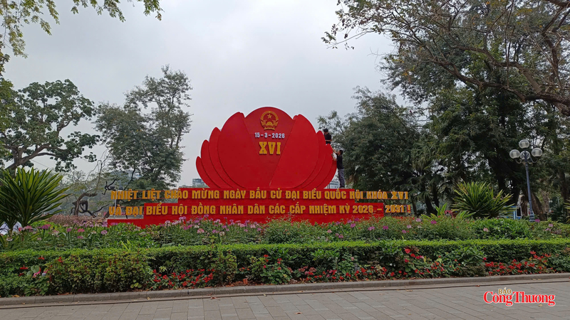 Không khí chuẩn bị cho ngày bầu cử đại biểu Quốc hội Việt Nam khóa XVI và Hội đồng nhân dân các cấp lan tỏa qua các pano tuyên truyền đặt tại nhiều khu vực công cộng.