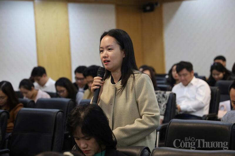 Đại diện của Lazada nêu ý kiến tại hội nghị. Ảnh: Thanh Vân