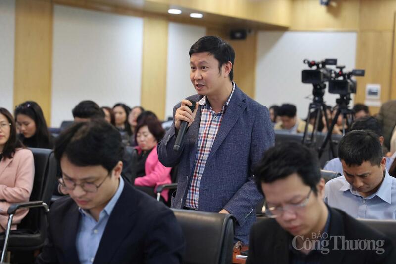 Đại diện Shopee nêu ý kiến tại hội nghị. Ảnh: Thanh Vân